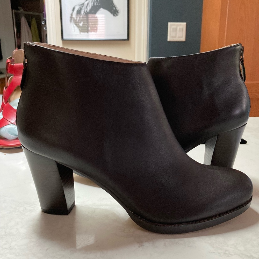 Lands' End Classic Dark Chocolate Leather Ankle Booties. Size 8B. 3.25”heel